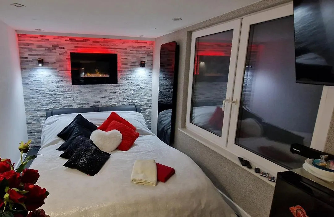 Apartament z Jacuzzi-1